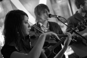MusicMakers girl with violin band